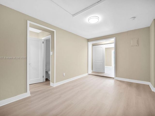 Продажа дома по адресу 12135 NE 10th Ave - фото 5944896