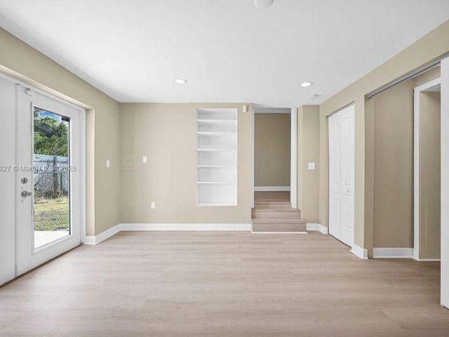 Продажа дома по адресу 12135 NE 10th Ave - фото 5944898