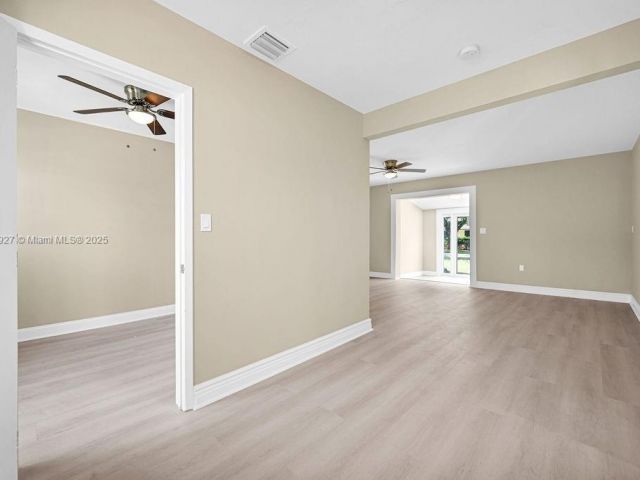 Продажа дома по адресу 12135 NE 10th Ave - фото 5944903