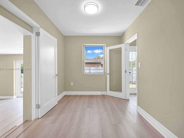 Продажа дома по адресу 12135 NE 10th Ave - фото 5944904