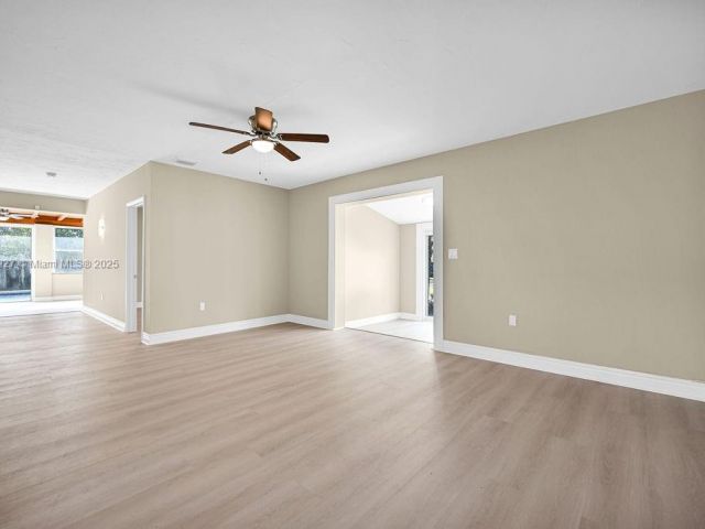 Продажа дома по адресу 12135 NE 10th Ave - фото 5944905