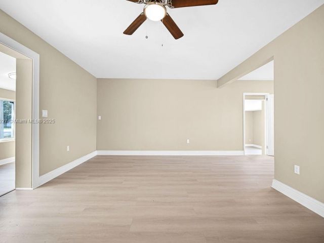 Продажа дома по адресу 12135 NE 10th Ave - фото 5944906