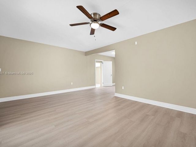 Продажа дома по адресу 12135 NE 10th Ave - фото 5944907