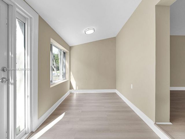 Продажа дома по адресу 12135 NE 10th Ave - фото 5944908