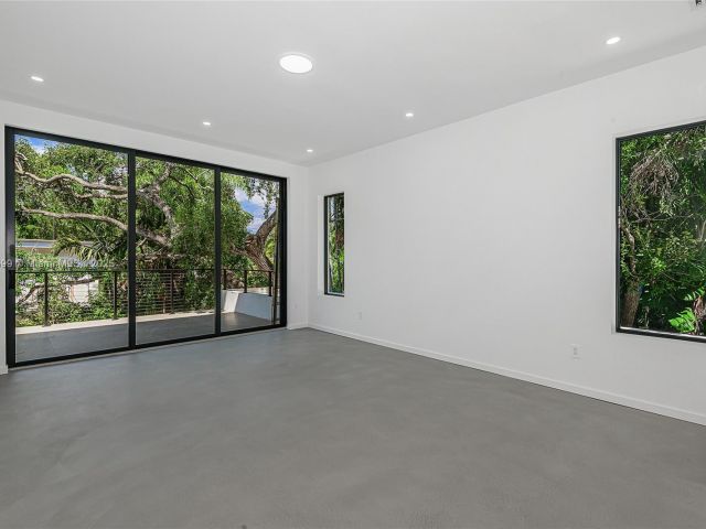 Продажа дома по адресу 2730 SW 17th Ave - фото 5998593