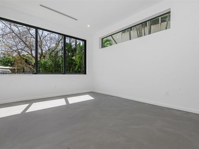 Продажа дома по адресу 2730 SW 17th Ave - фото 5998600