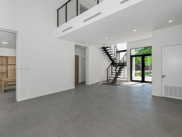 Продажа дома по адресу 2730 SW 17th Ave - фото 5998601