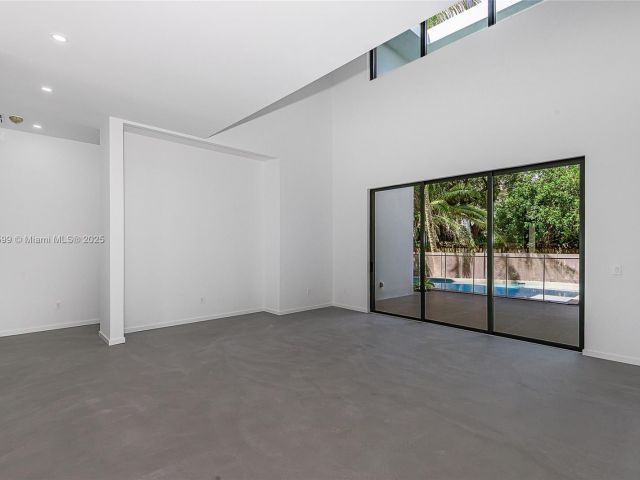 Продажа дома по адресу 2730 SW 17th Ave - фото 5998602