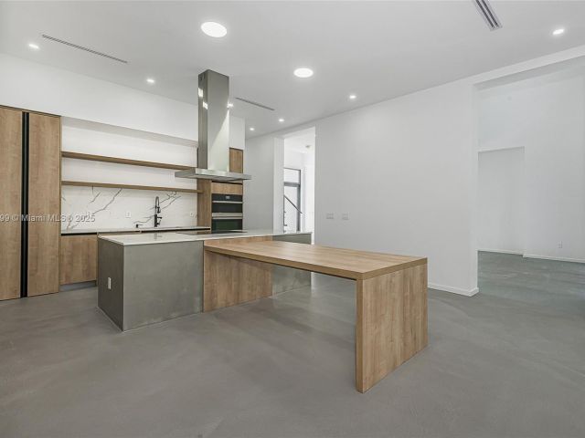 Продажа дома по адресу 2730 SW 17th Ave - фото 5998606