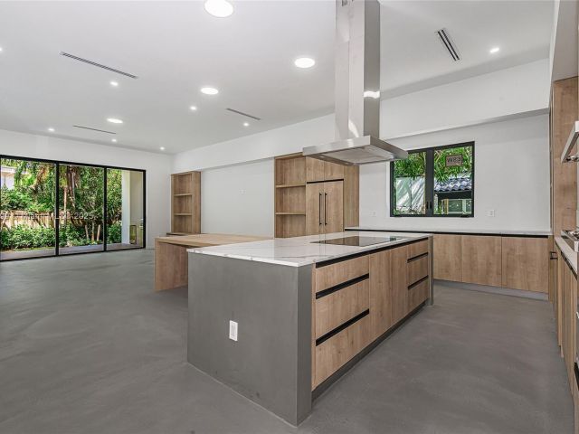 Продажа дома по адресу 2730 SW 17th Ave - фото 5998609