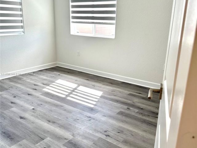 Дом в аренду по адресу 2418 SE 10th Ct - фото 5975110