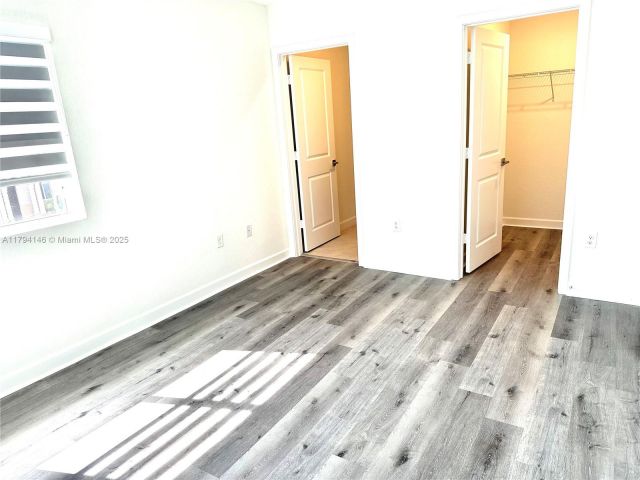 Дом в аренду по адресу 2418 SE 10th Ct - фото 5975111