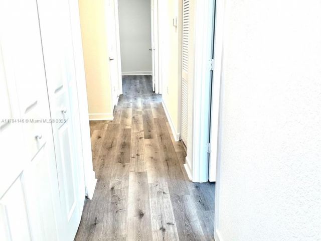 Дом в аренду по адресу 2418 SE 10th Ct - фото 5975112