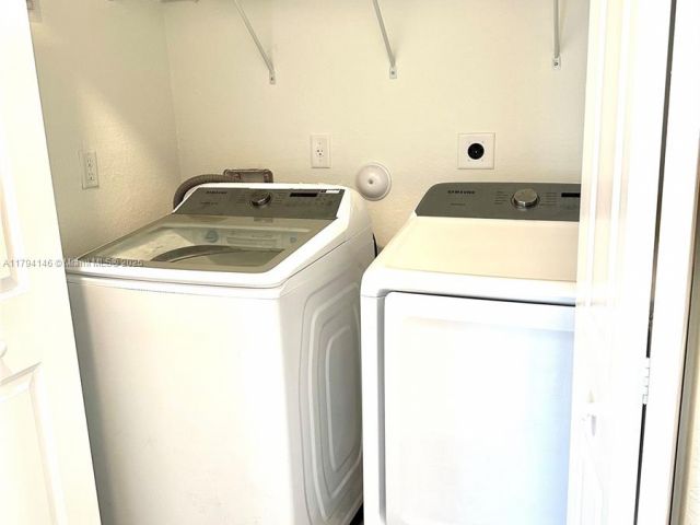 Дом в аренду по адресу 2418 SE 10th Ct - фото 5975113