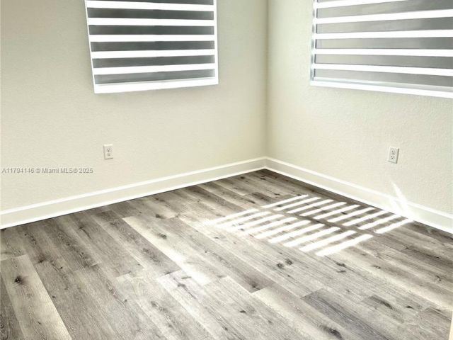 Дом в аренду по адресу 2418 SE 10th Ct - фото 5975115