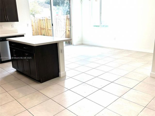 Дом в аренду по адресу 2418 SE 10th Ct - фото 5975116