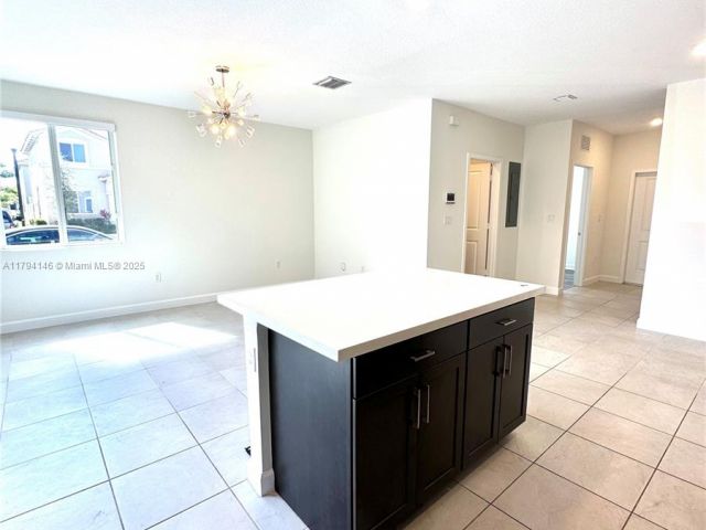 Дом в аренду по адресу 2418 SE 10th Ct - фото 5975117