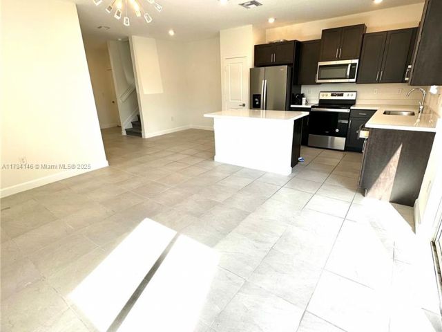 Дом в аренду по адресу 2418 SE 10th Ct - фото 5975118