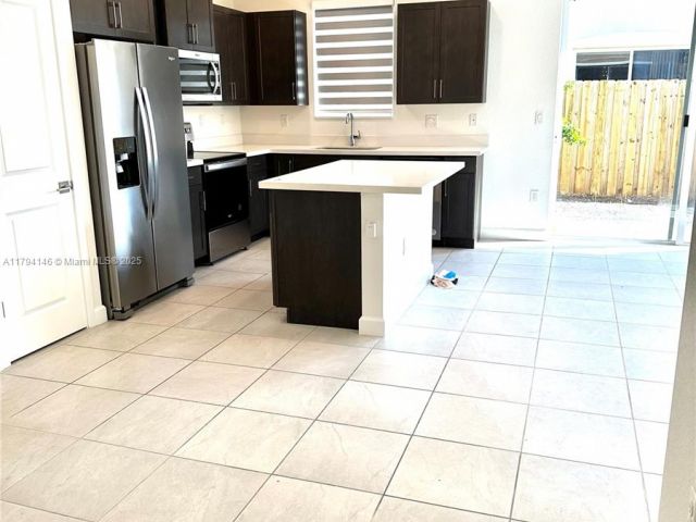 Дом в аренду по адресу 2418 SE 10th Ct - фото 5975119