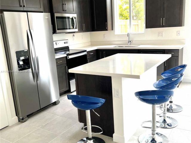 Дом в аренду по адресу 2418 SE 10th Ct - фото 5975120