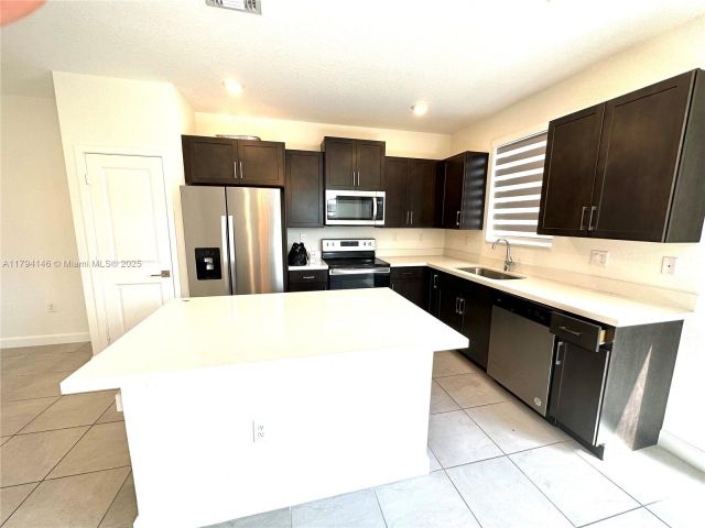 Дом в аренду по адресу 2418 SE 10th Ct - фото 5975121