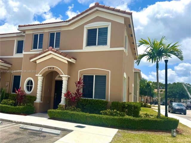 Дом в аренду по адресу 2418 SE 10th Ct - фото 5975122