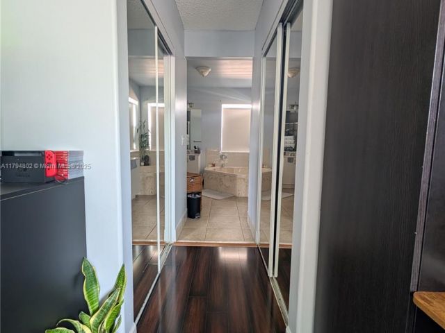 Продажа дома по адресу 7683 NW 19th St - фото 5959589