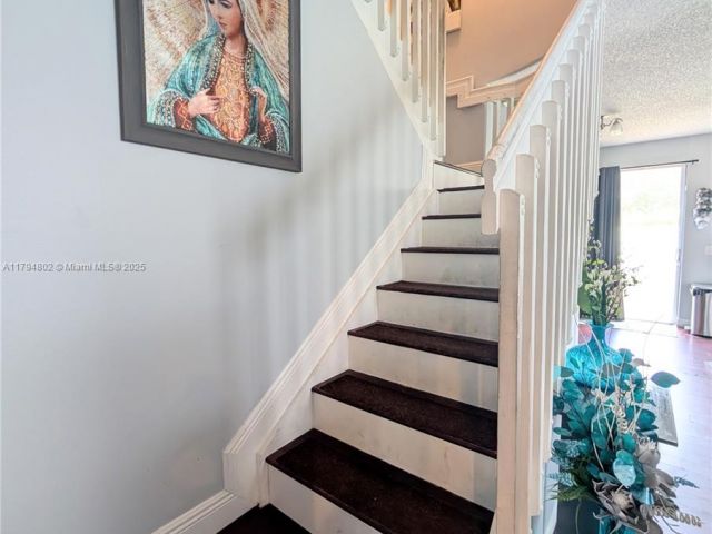 Продажа дома по адресу 7683 NW 19th St - фото 5959594