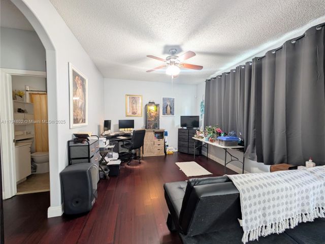 Продажа дома по адресу 7683 NW 19th St - фото 5959597