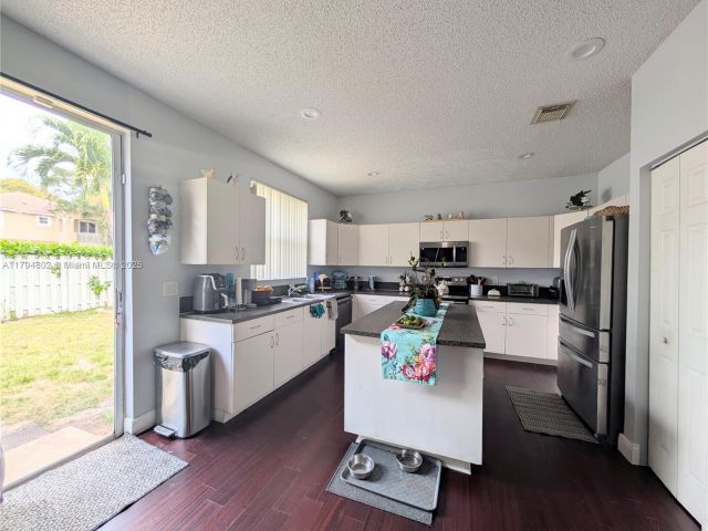 Продажа дома по адресу 7683 NW 19th St - фото 5959600