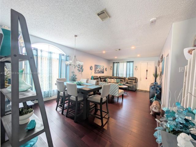 Продажа дома по адресу 7683 NW 19th St - фото 5959601