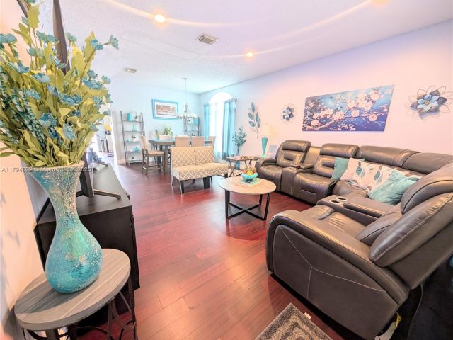 Продажа дома по адресу 7683 NW 19th St - фото 5959603