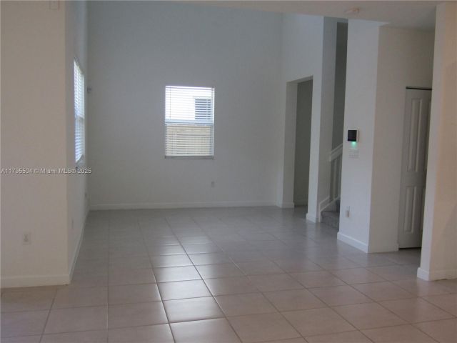 Дом в аренду по адресу 1414 SE 26th Ter - фото 5952152