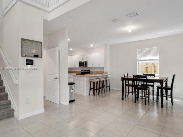 Дом в аренду по адресу 1414 SE 26th Ter - фото 5952159