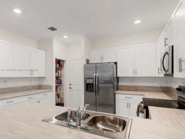 Дом в аренду по адресу 1414 SE 26th Ter - фото 5952161