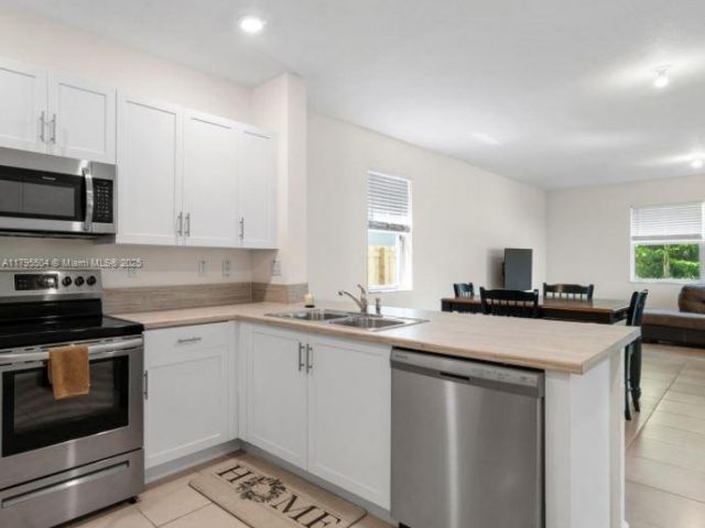 Дом в аренду по адресу 1414 SE 26th Ter - фото 5952162