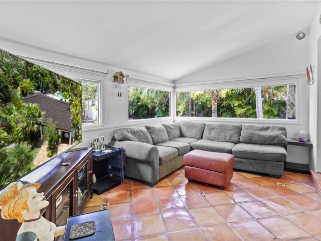 Продажа дома по адресу 5644 SW 69th Ave - фото 5952564