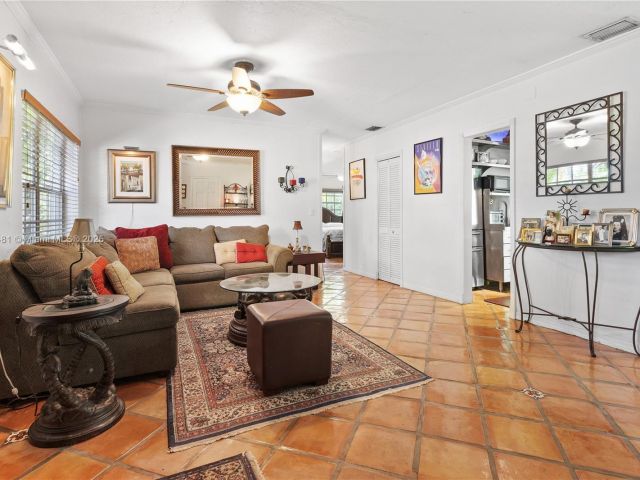 Продажа дома по адресу 5644 SW 69th Ave - фото 5952572