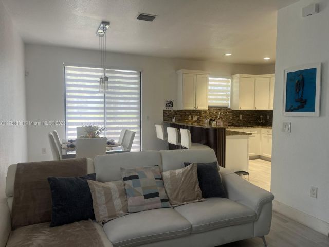 Дом в аренду по адресу 8985 NW 98th Ave - фото 5962762