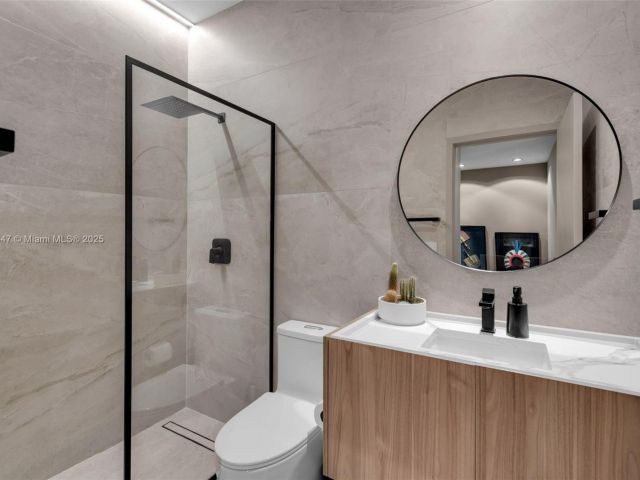 Продажа дома по адресу 20865 NE 7th Ct - фото 5956337