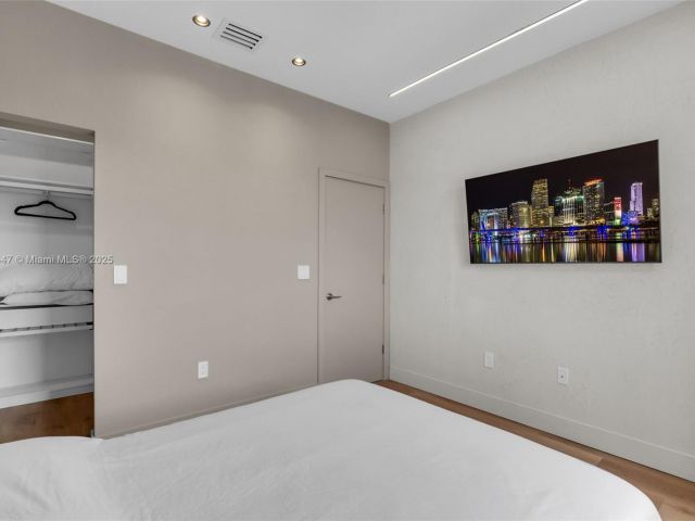 Продажа дома по адресу 20865 NE 7th Ct - фото 5956342