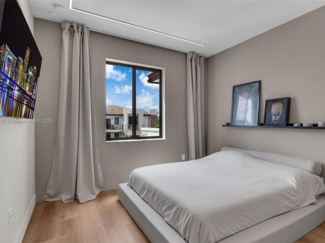 Продажа дома по адресу 20865 NE 7th Ct - фото 5956343