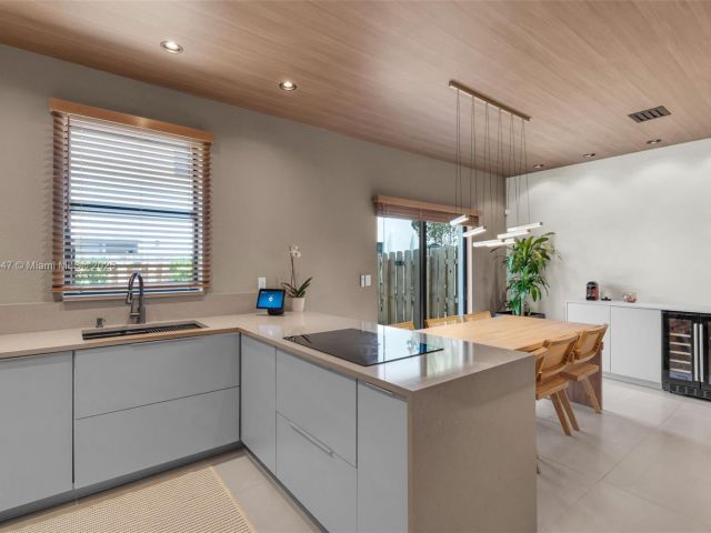 Продажа дома по адресу 20865 NE 7th Ct - фото 5956346