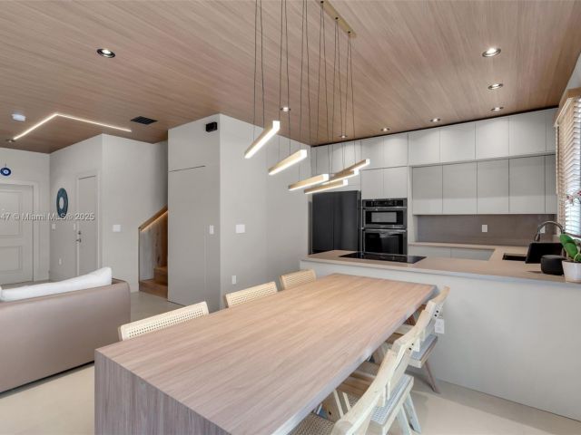 Продажа дома по адресу 20865 NE 7th Ct - фото 5956347