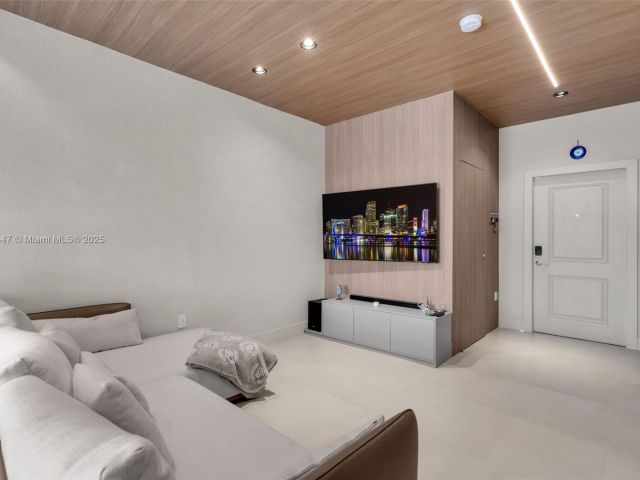 Продажа дома по адресу 20865 NE 7th Ct - фото 5956350