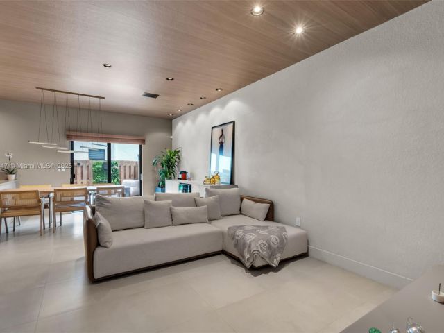 Продажа дома по адресу 20865 NE 7th Ct - фото 5956351