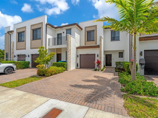 Продажа дома по адресу 20865 NE 7th Ct - фото 5956353