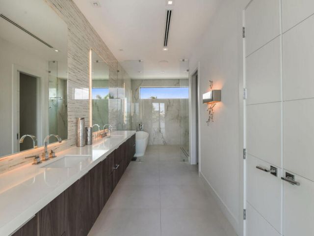 Дом в аренду по адресу 718 SE 7th Street - фото 5957236