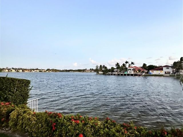 Дом в аренду по адресу 6801 NW 113th Ct - фото 5960027