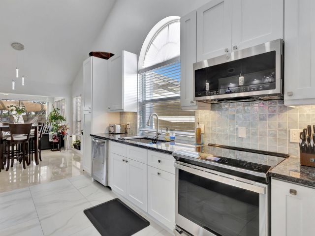 Продажа дома по адресу 2354 Saratoga Bay Drive - фото 6762767